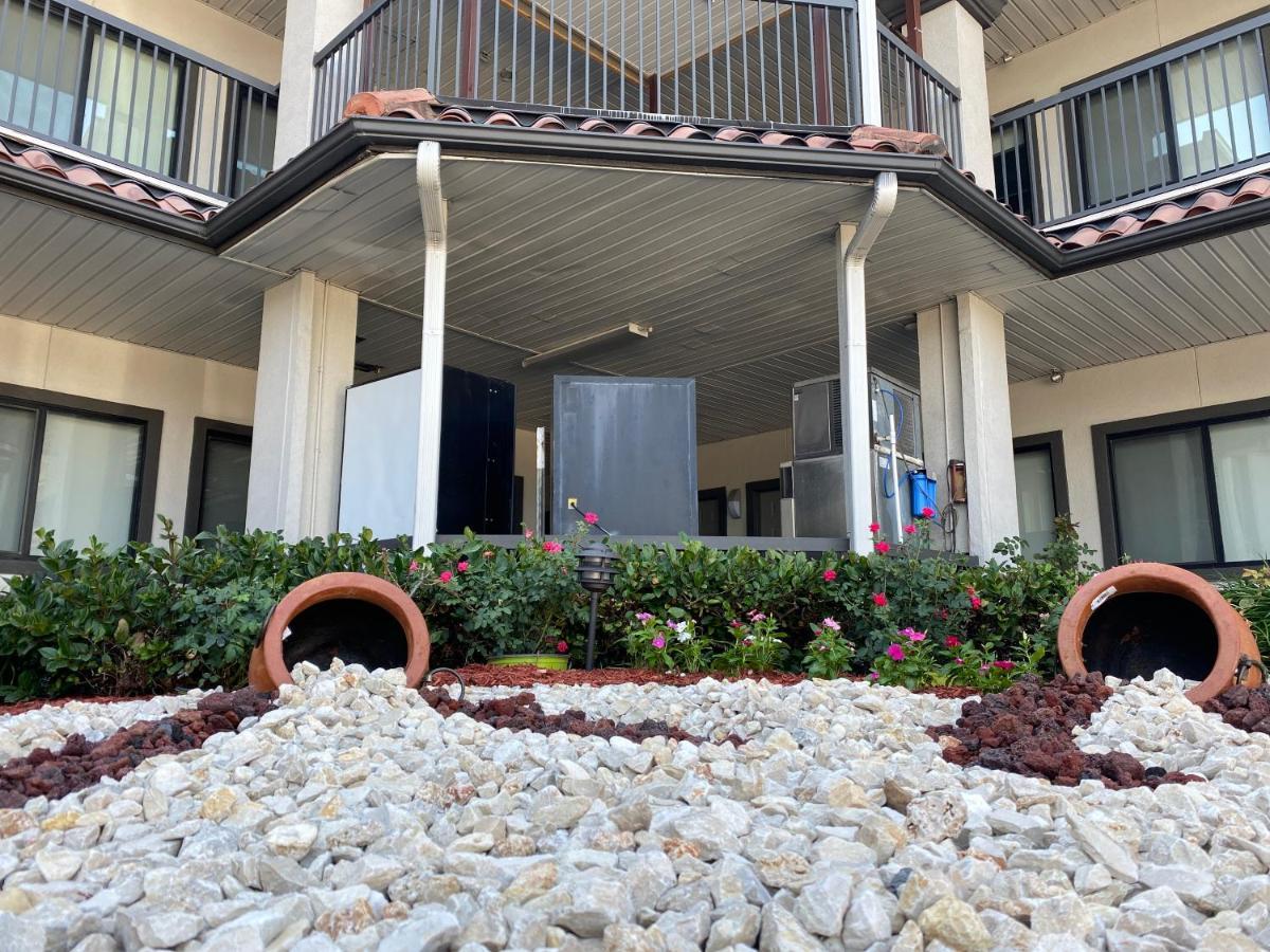 Island Suites Hobby Airport Houston Bagian luar foto